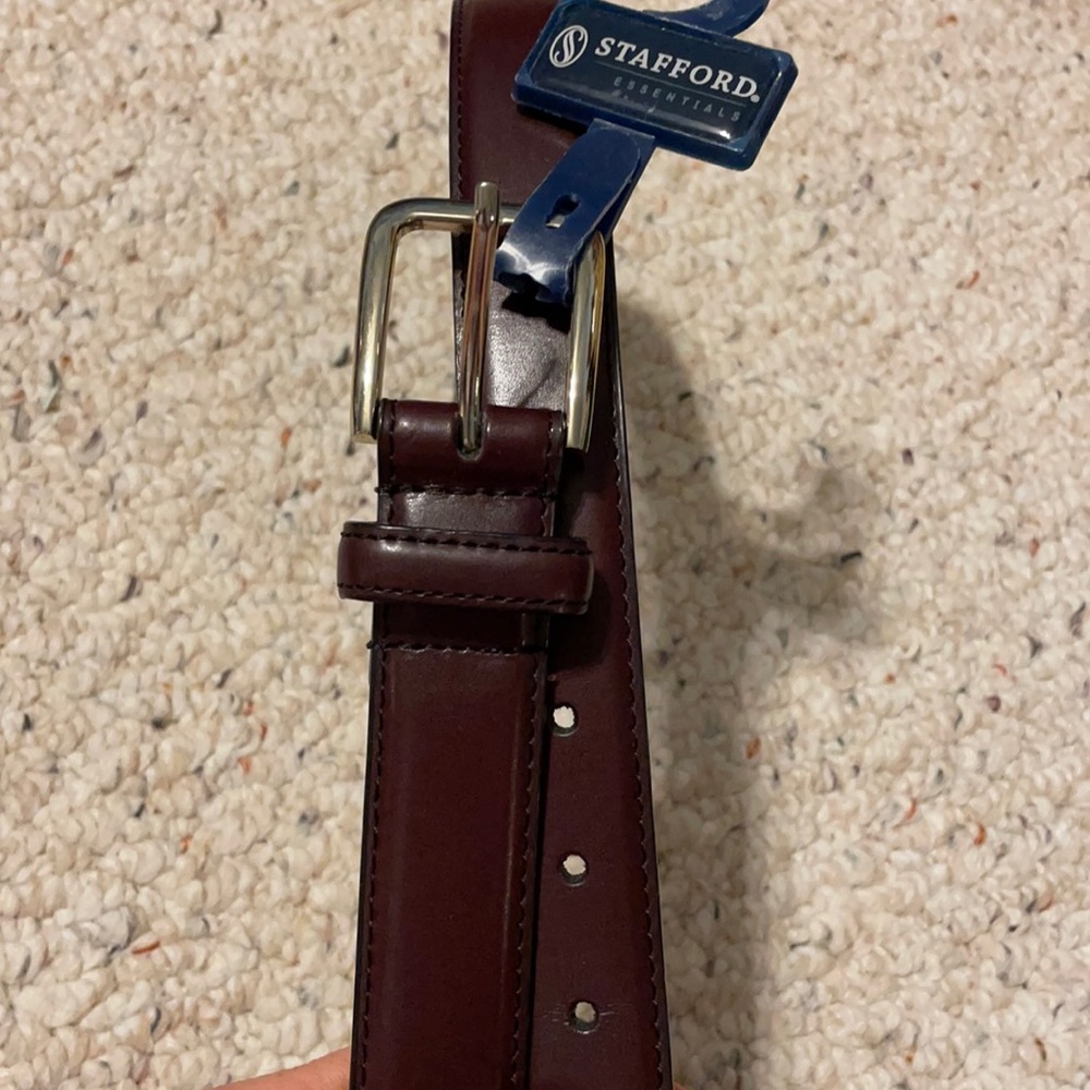 Men’s size 32 Stafford leather belt. New.